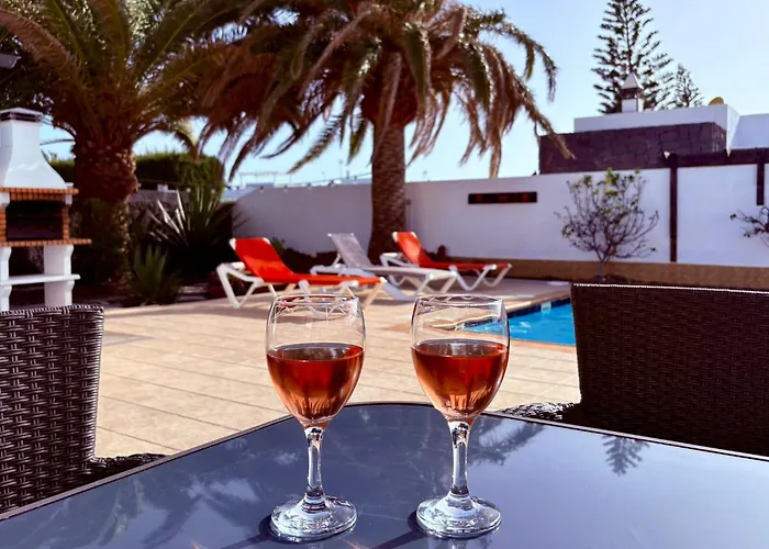 Three Palms Villa, Villa *