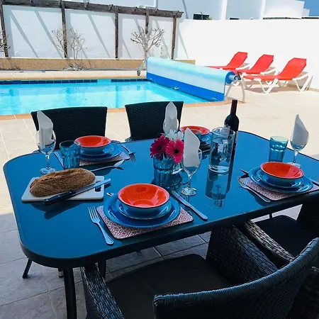 Three Palms Villa, Vila